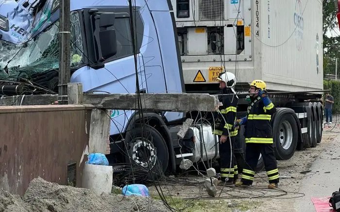Caminhão desgovernado atinge três casas e derruba poste