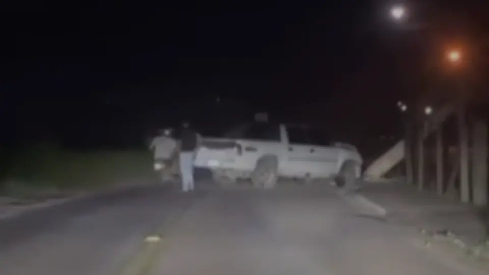 (VÍDEO) Motorista com sinais de embriaguez derruba poste sobre casa no São Pedro