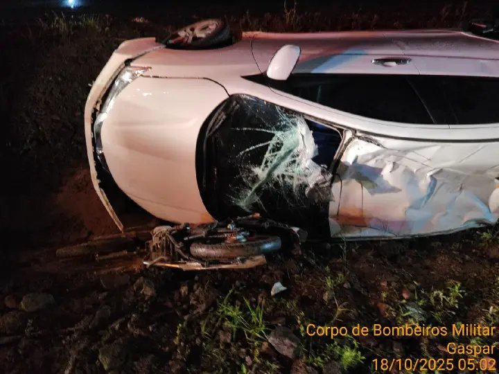 Moto fica presa debaixo do carro em acidente na BR-470