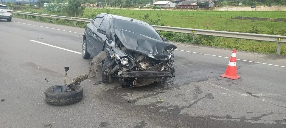 Motorista perde controle e colide em guard rail na Antônio Heil