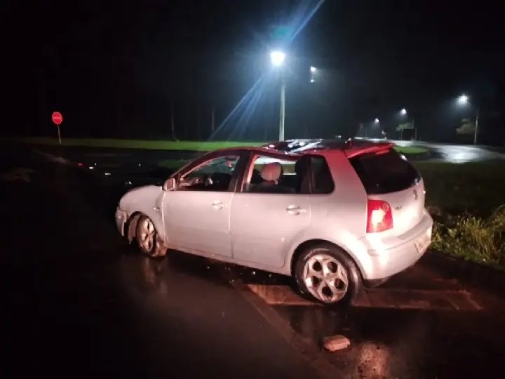 Condutor capota veículo e abandona o local após acidente