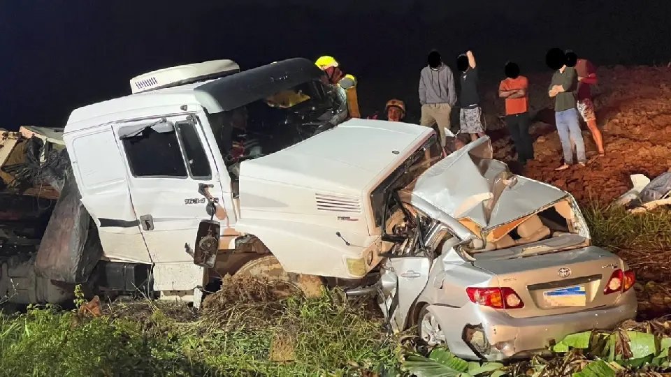 Colisão entre carro e caminhão deixa um morto e um ferido