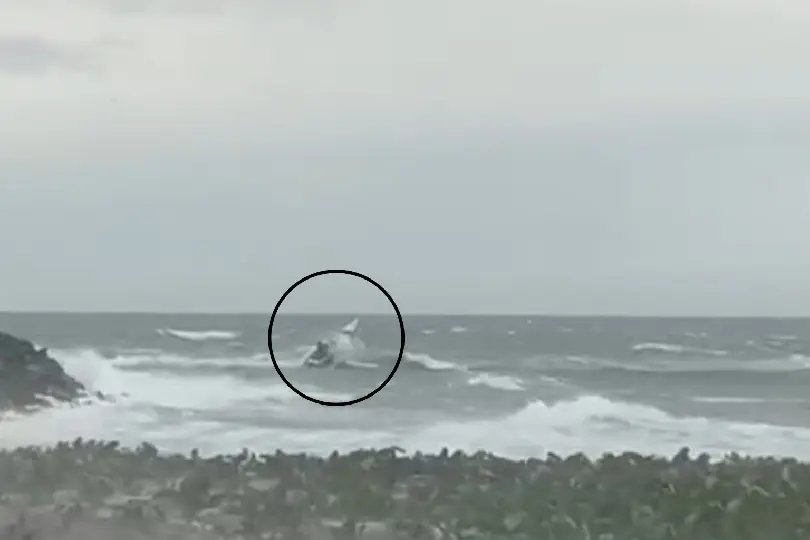(VÍDEO) Condutor de lancha é resgatado após ser arremessado ao mar durante tempestade
