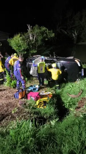 Motorista abandona companheira grávida após capotar carro