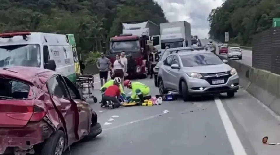 Mulher “voa para fora” de carro após capotamento na BR-101 