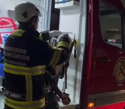 Briga entre irmãos deixa um ferido com machado e outro com faca
