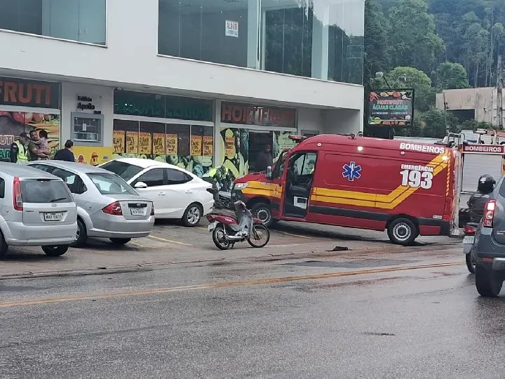(VÍDEO) Jovem fica ferida em acidente entre carro e moto na Rua Florianópolis