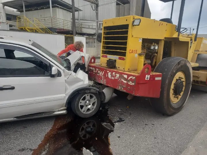 (VÍDEO) Motorista colide EcoSport em rolo compressor na Rua Blumenau