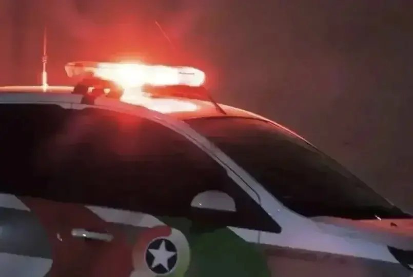 Vítima de violência tenta impedir prisão de esposo e também acaba presa