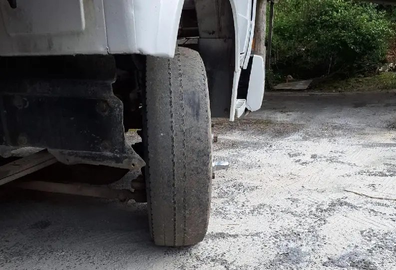 GTB multa caminhão com tacógrafo vencido e pneu desgastado