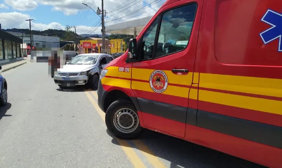 Acidente entre carro e moto deixa mulher ferida