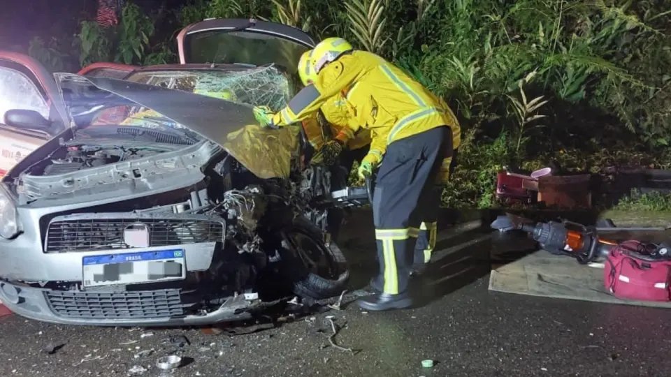 Acidente violento contra ônibus deixa ferido e veículo destruído