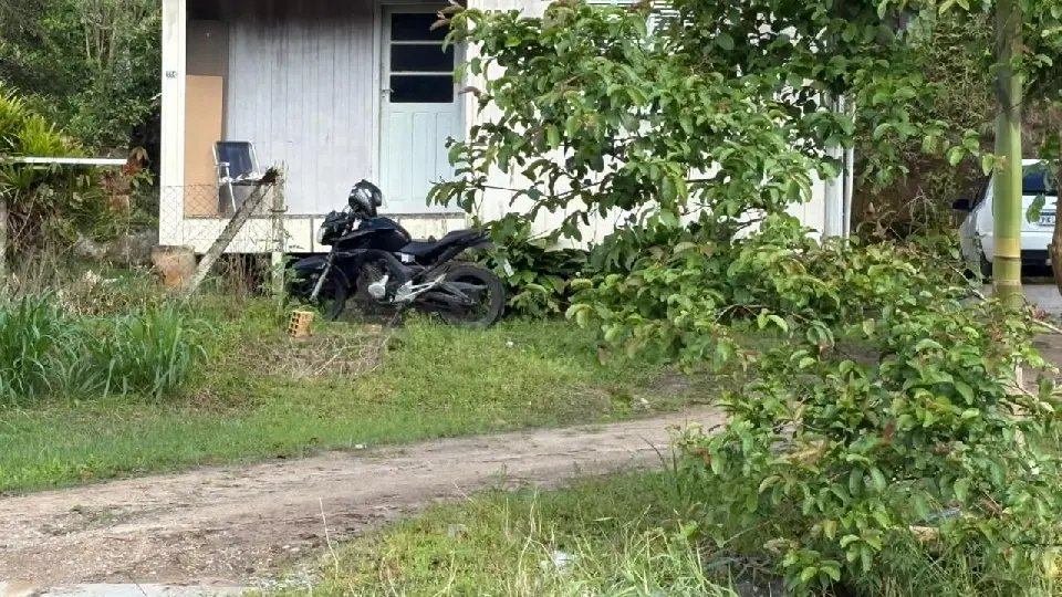 (VÍDEO) Carro e moto batem no Cedrinho 