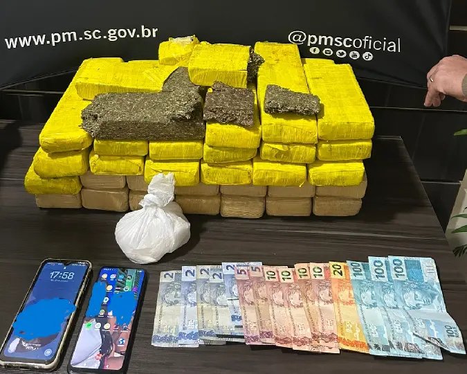 Adolescente com ficha criminal e homem são flagrados com 22 kg de maconha