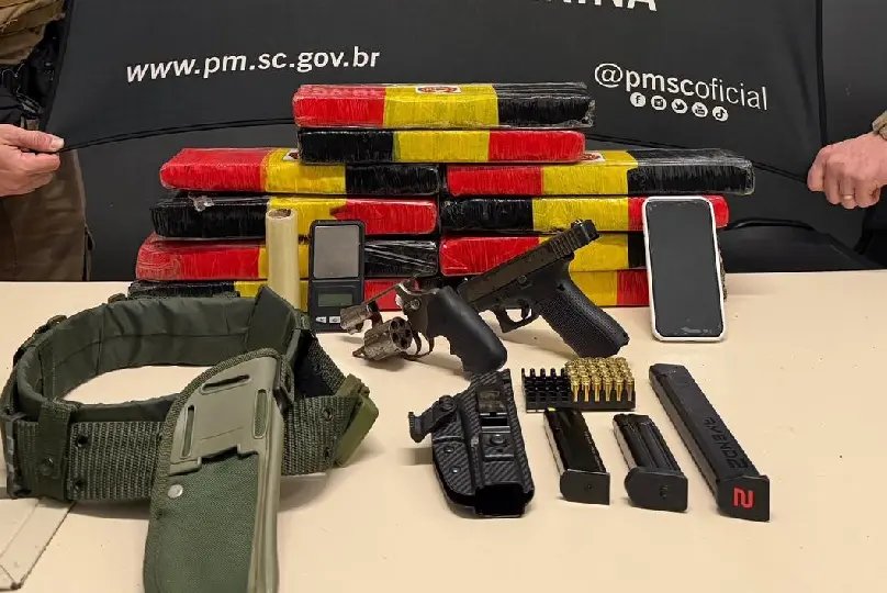 Traficantes são pegos com 10 kg de maconha e armas