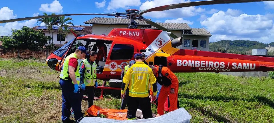 Idoso com suspeita de infarto é levado de helicóptero ao Hospital Azambuja