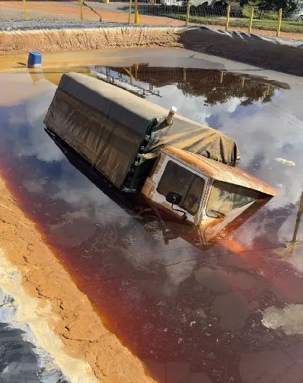 Homem é encontrado morto dentro de veículo submerso em tanque de resíduos