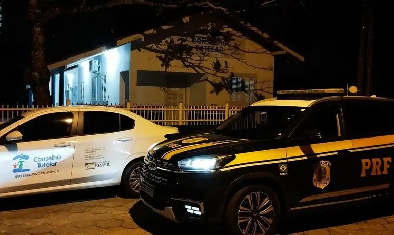 Após ser expulso de casa, garoto de 8 anos é salvo pela PRF