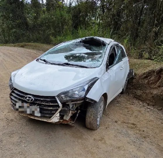 Mulher perde controle de carro e sai da pista em Guabiruba