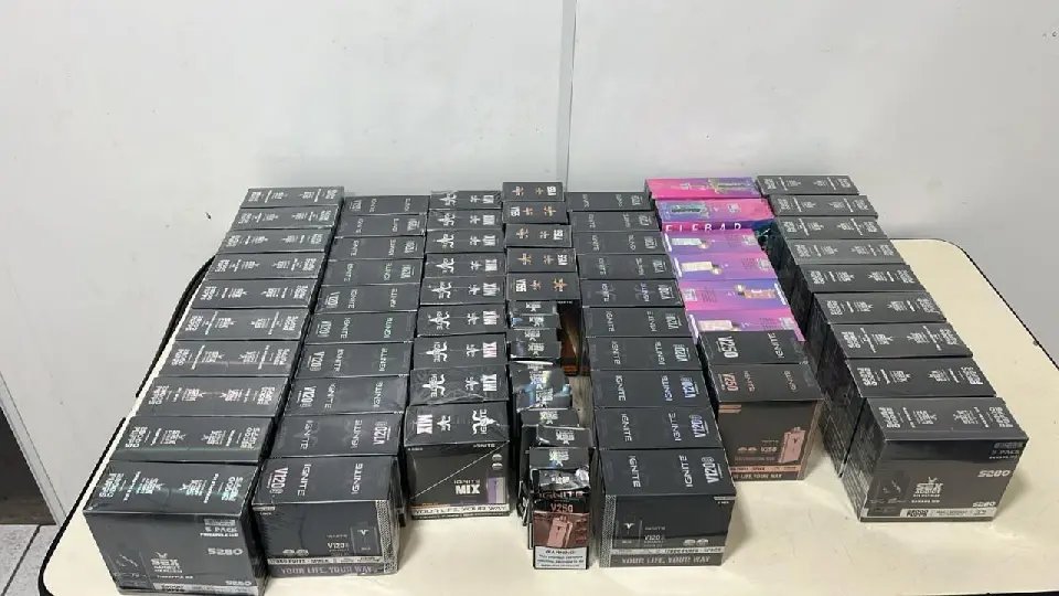 Jovem de 18 anos é preso transportando mais de 300 cigarros eletrônicos