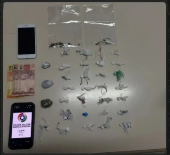 Instinto certeiro: PM encontra drogas com adolescentes no Nova Brasília