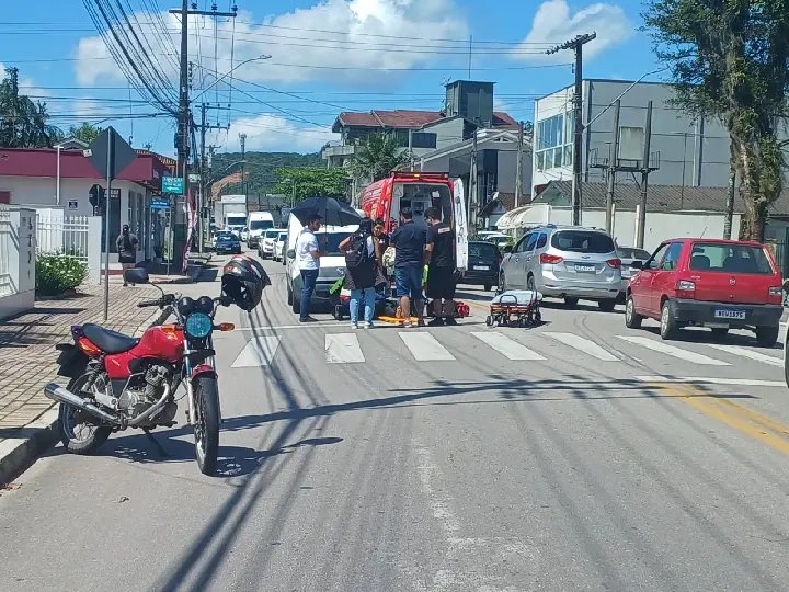 Mulher tem suspeita de fratura após atropelamento