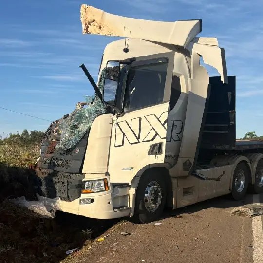 Motorista sofre ferimentos após carreta tombar na BR-470