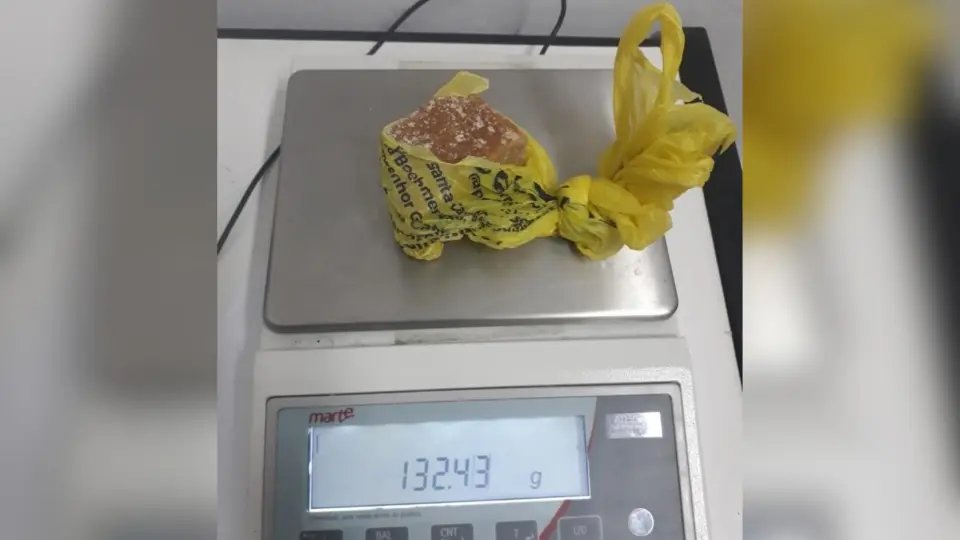 PM apreende droga e detém rapaz e adolescente no bairro Limoeiro