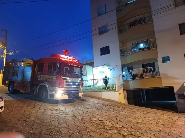Morador evita que incêndio se espalhe dentro do apartamento no Jardim Maluche