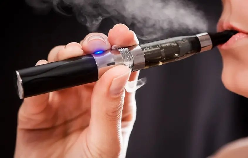 Criança é achada na rua após mãe sair para comprar cigarro eletrônico