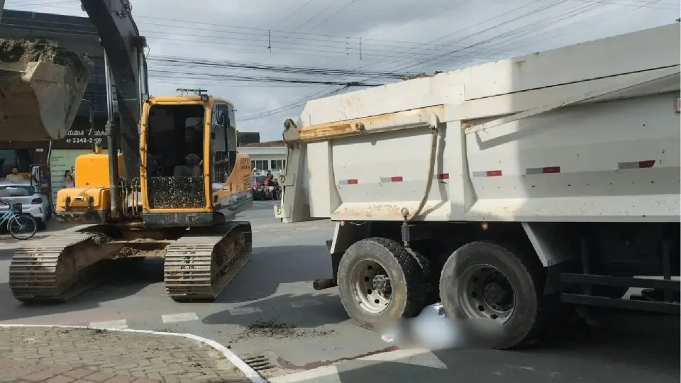 Ciclista morre atropelado por caminhão caçamba