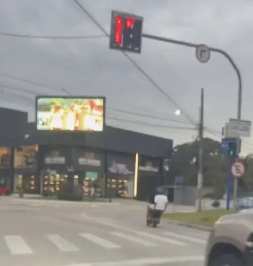 (VÍDEO) Jovens são flagrados em ciclomotor sem capacete e furando sinal no Centro