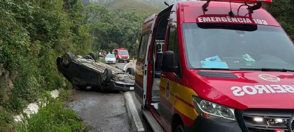 Capotamento deixa mulher ferida na BR-280