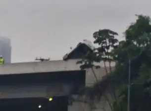 Carro fica suspenso em mureta após motorista perder controle 