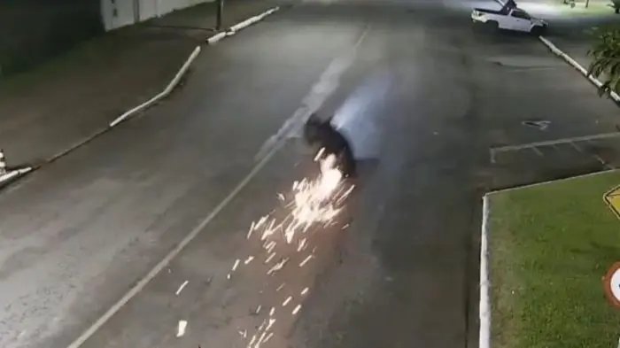 Casal é arremessado de moto e morre em acidente na madrugada