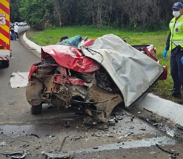 Colisão com caminhão termina com morte de motorista preso nas ferragens