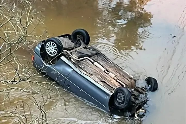 Homem de 51 anos morre após carro cair em rio