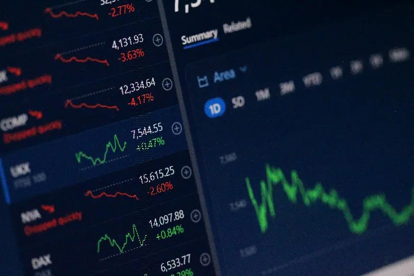 Bolsa bate recorde e dólar cai após reunião entre Lula e Trump