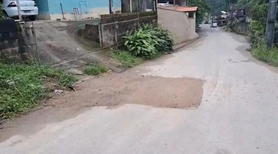(VÍDEO) Moradores pedem recuperação do asfalto após conserto da tubulação; Samae responde