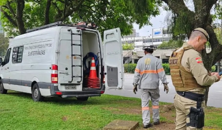 Homem pega fogo ao tentar furtar fios e deixa quase mil imóveis sem luz