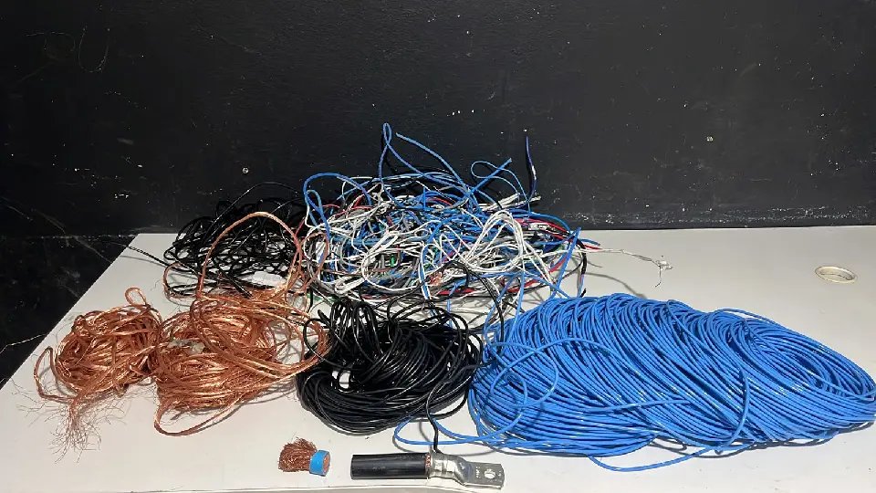 Homem é preso em flagrante descascando fios furtados