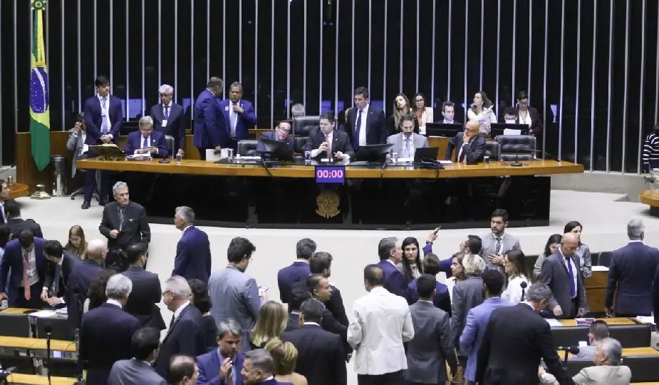 Licença menstrual de três dias: Câmara aprova urgência e projeto pode virar lei
