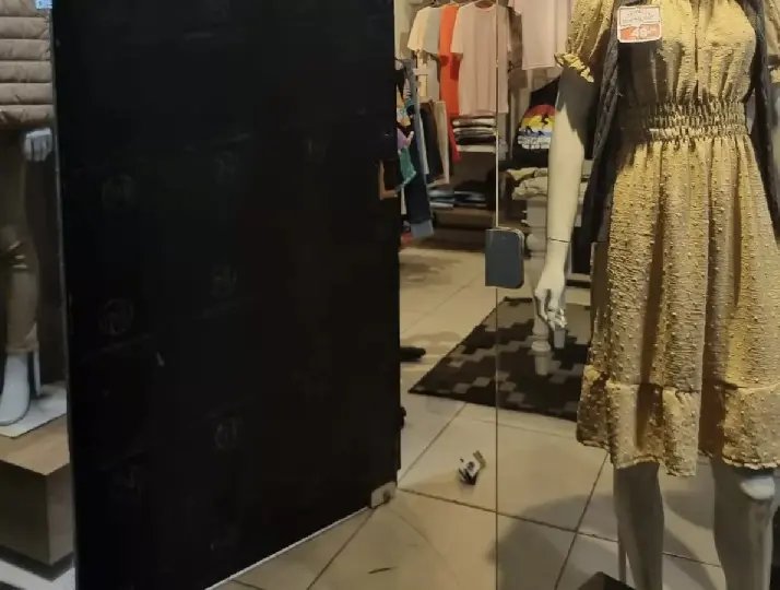 Mulher arromba loja após ganhar comida e é presa com bolsas de roupas