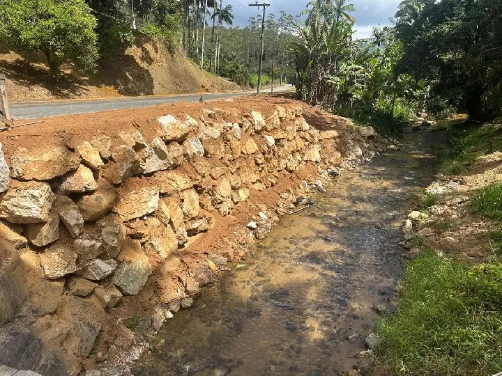 Enrocamento no Ribeirão do Mafra é concluído após oito dias de trabalhos