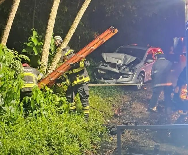 Caminhão cai em vala após colisão com carro
