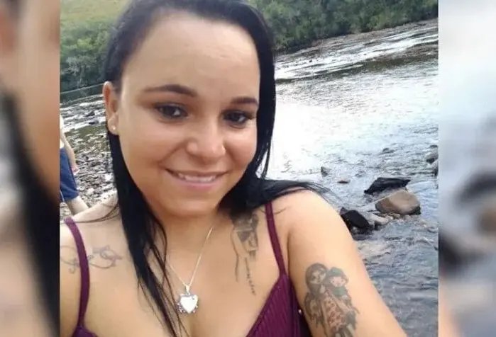Mulher é morta a facadas pelo ex-companheiro em frente a padaria