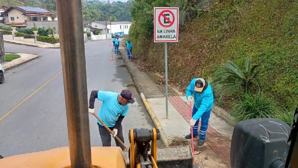 Serviços de roçada e limpeza são concluídos em ruas de dois bairros