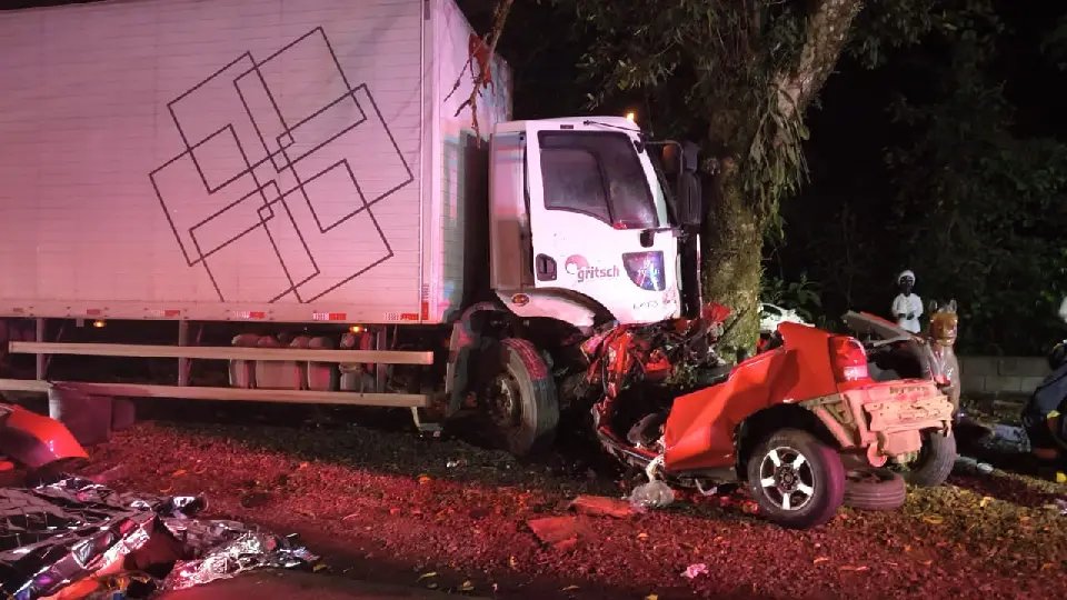 Acidente violento mata três e destrói carro