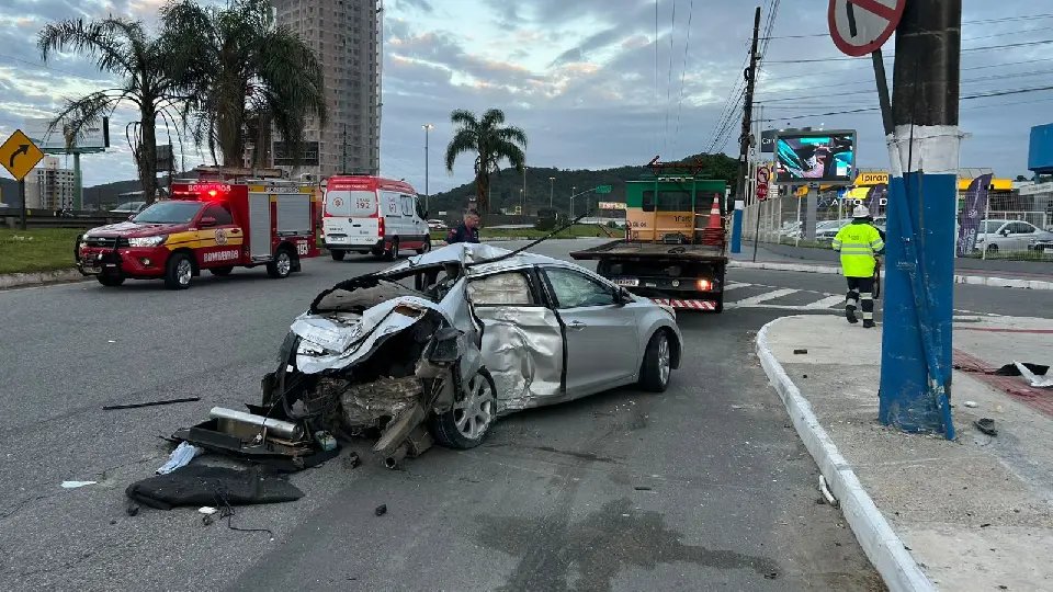Traseira de carro fica destruída em acidente com seis vítimas