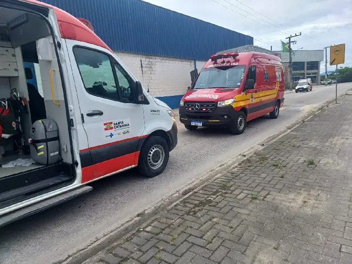 Motociclista é socorrido em estado grave após acidente em Brusque 